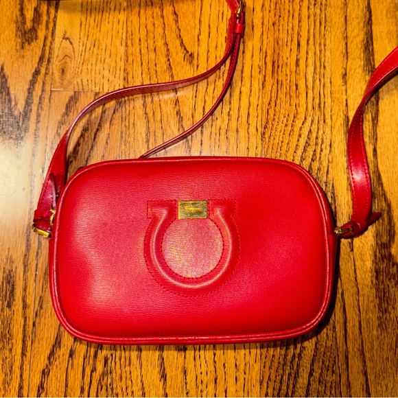 SALVATORE FERRAGAMO RED LEATHER CROSS BODY AUTHENTIC BAG TRAVEL CAMERA BAG - Picture 2 of 6